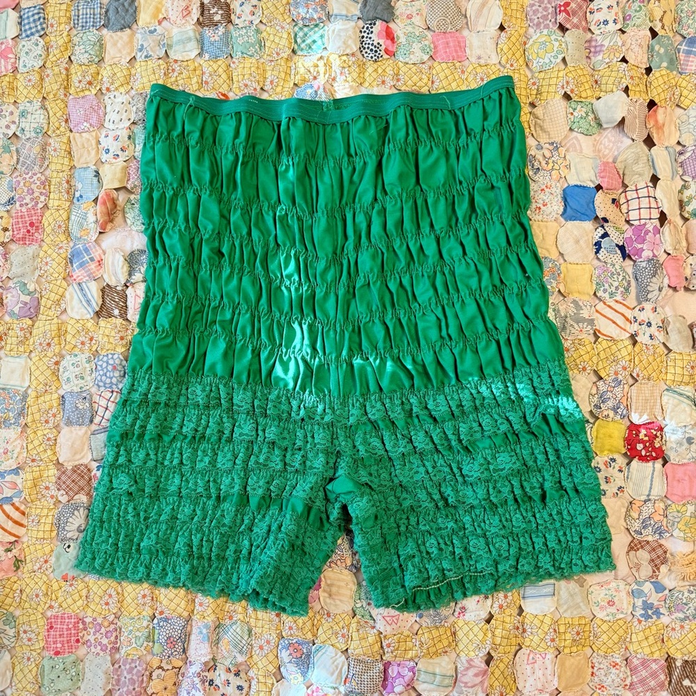 vintage green lace bloomer shorts 💚